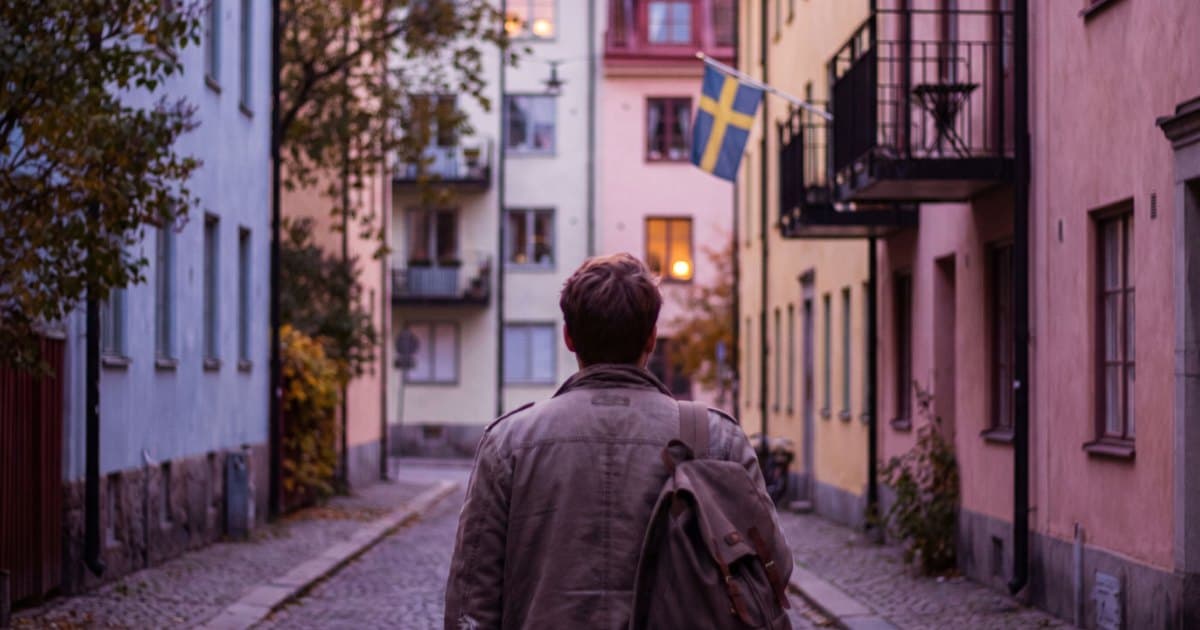 En ung vuxen som växt upp i Sverige och nu måste söka medborgarskap på vanligt sätt.