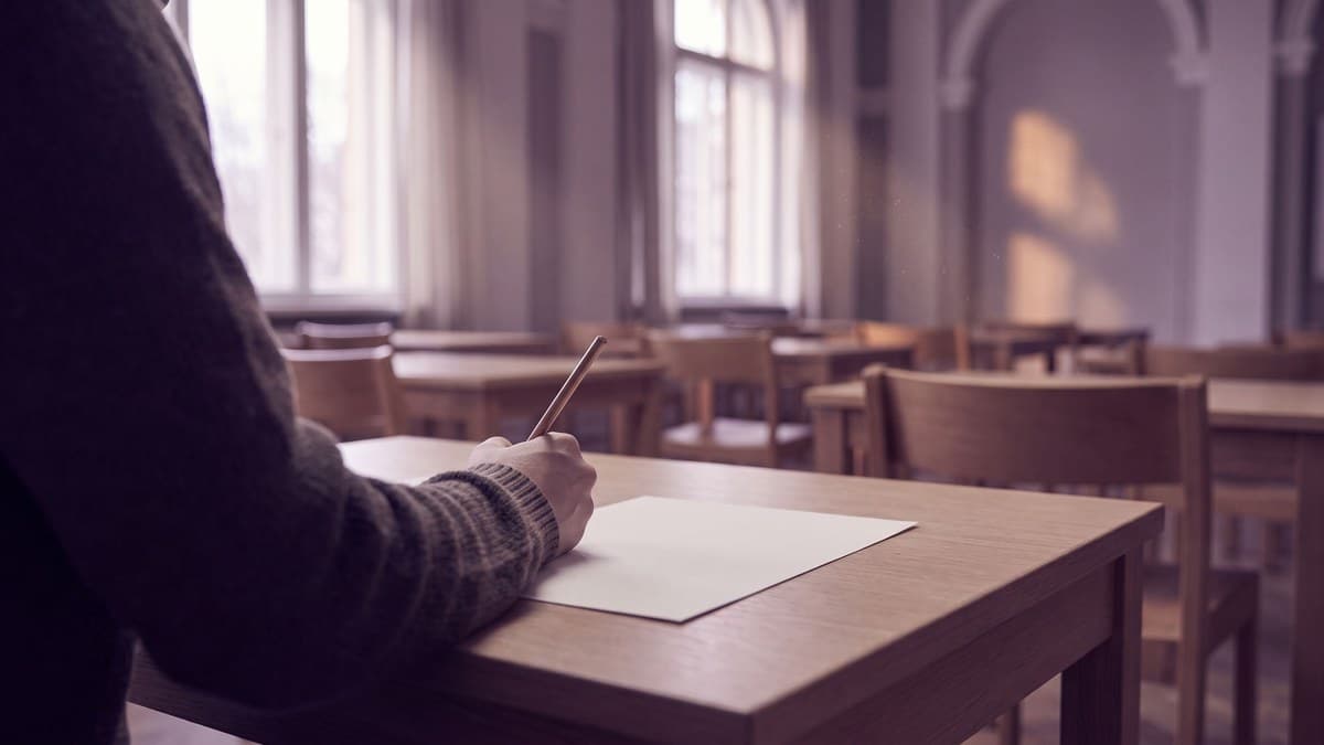 دادن آزمون شهروندی روی کاغذ در سالن آزمون.